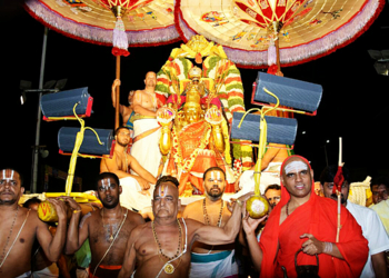 వైభవంగా తిరుమలేశుని పున్నమి గరుడసేవ