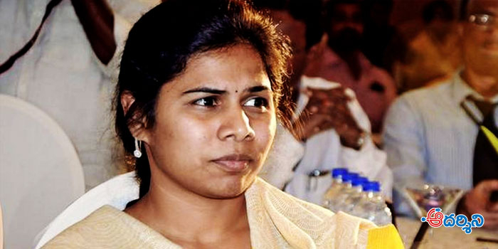 వాళ్లిద్దరూ కుమ్మక్కై అఖిలను ఇరికిస్తున్నారా?