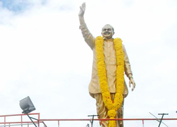 ysr statue