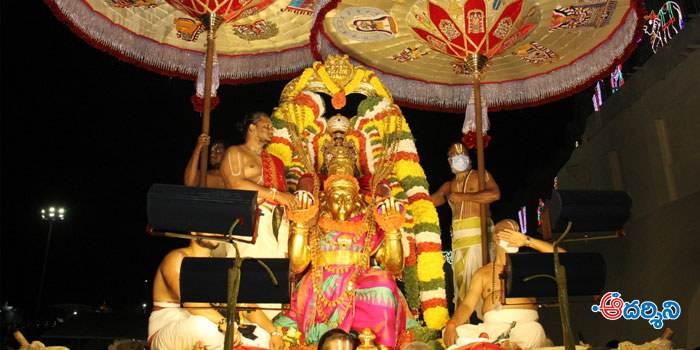 పౌర్ణమినాడు గరుడారూఢుడైన శ్రీనివాసుడు