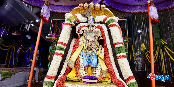 చిన్నశేషుడిపై గీతా కృష్ణుడిగా మ‌ల‌య‌ప్ప