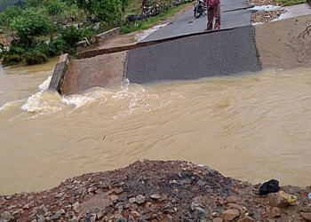 satyavedu news : భారీ వర్షాలకు కుప్పకూలిన వంతెన!