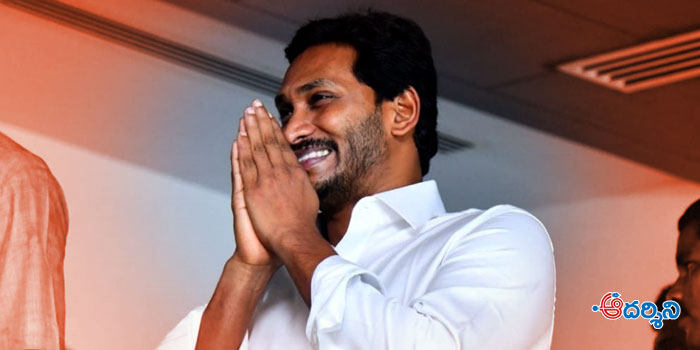 జగన్.. ప్రభువు ప్రార్థన మిస్ కాకూడదనేనా? లేదా..