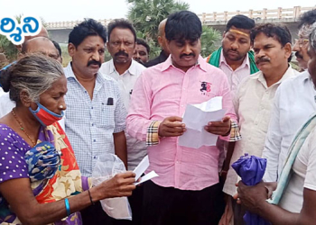 srikalahasti news మునిగిన పొలాలను పరిశీలించిన ఎమ్మెల్యే బియ్యపు మధు