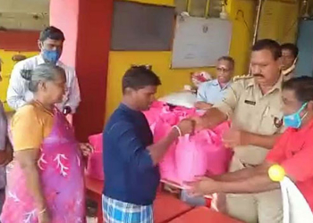nagari news ఓం శక్తి ఆలయంలో ఉచిత బియ్యం పంపిణీ