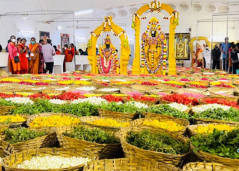 ఉద్యానవన కార్యాలయంలో పుష్పాలకు పూజలు