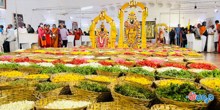 ఉద్యానవన కార్యాలయంలో పుష్పాలకు పూజలు