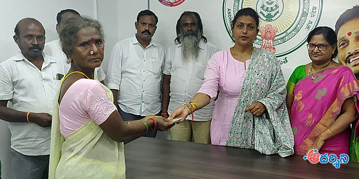 nagari news వర్ష బాధితులకు ఎమ్మెల్యే రోజా సహాయం