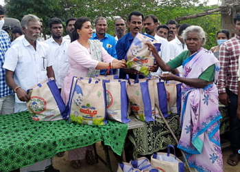 nagari news వర్ష బాధితులకు ఎమ్మెల్యే రోజా సాయం
