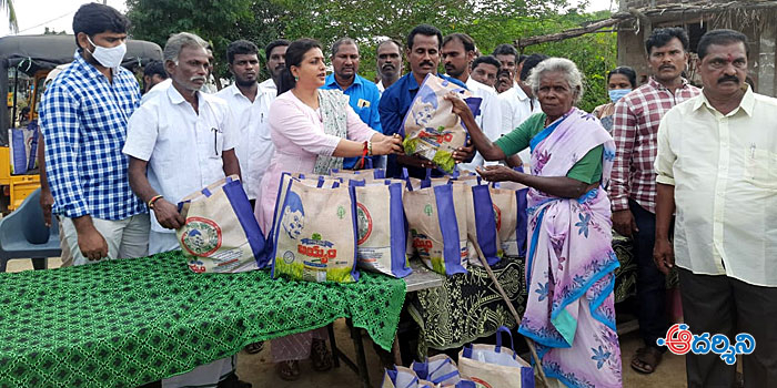 nagari news వర్ష బాధితులకు ఎమ్మెల్యే రోజా సాయం
