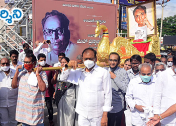 పల్లకీపై శ్రీశ్రీ.. మోసే కూలీ ఎమ్మెల్యే భూమన!