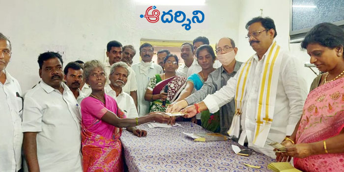 satyavedu news వర్షబాధితులకు ఎమ్మెల్యే ఆదిమూలం సాయం