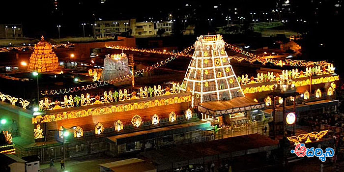 మళ్లీ మళ్లీ అదే దళారీ.. తిరుమలలో ఏంటిది?