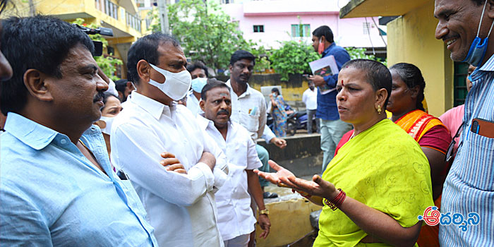 tirupati news : వరద ప్రాంతాల్లో ఎమ్మెల్యే కరుణాకరరెడ్డి పర్యటన