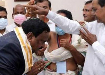 KCR కాళ్లు మొక్కిన కలెక్టరుకు కానుక అదుర్స్!