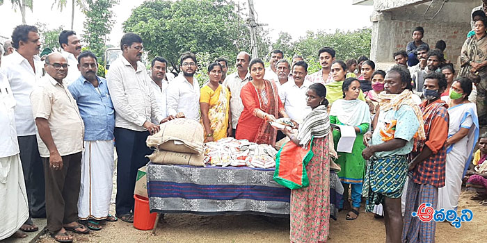 nagari news : వడమాలపేట బాధితులకు రోజా సాయం