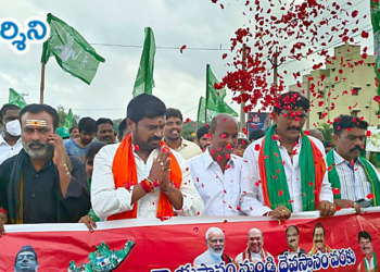 srikalahasti news పాదయాత్రలో పాల్గొన్న కోలా ఆనంద్