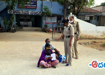 పోలీసులు గోడు వినలేదు.. రోడ్డు మీదే గొల్లుమన్నారు!