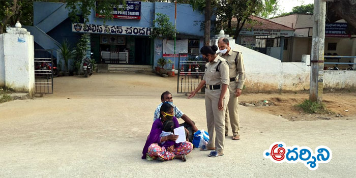 పోలీసులు గోడు వినలేదు.. రోడ్డు మీదే గొల్లుమన్నారు!