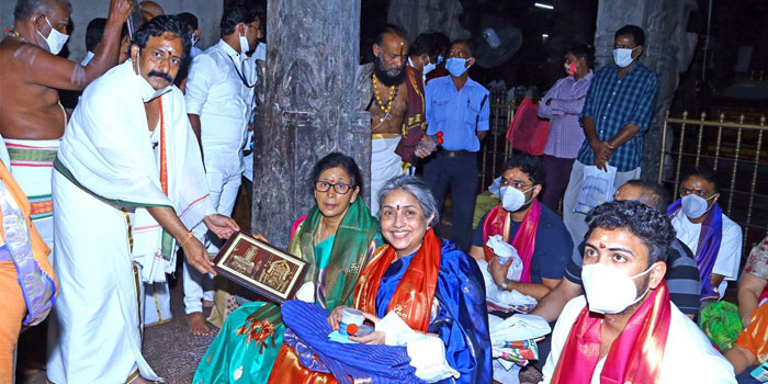 ముక్కంటి సేవలో దేవాదాయశాఖ ముఖ్య కార్యదర్శి