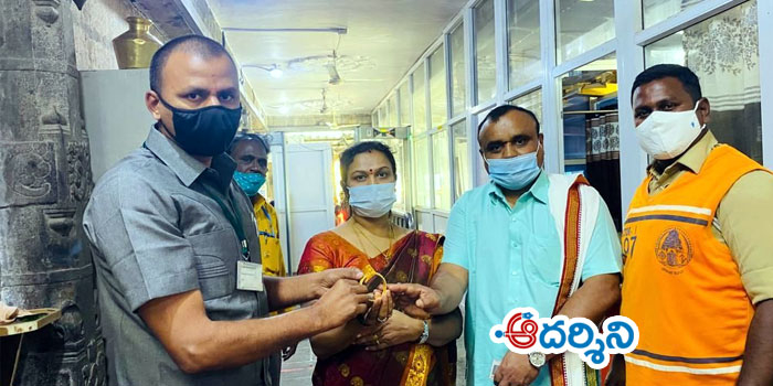 బంగారుగాజు.. పోయిందనుకుంటే, భలే దొరికింది!