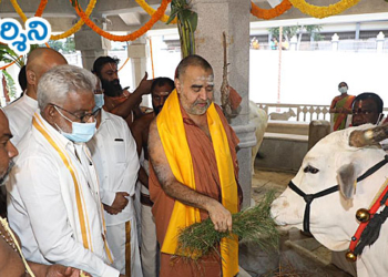 జగన్ ఇంట్లో గోశాల సూపర్ : కంచి స్వామి!