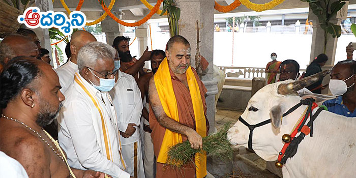 జగన్ ఇంట్లో గోశాల సూపర్ : కంచి స్వామి!