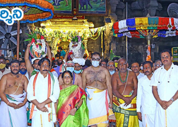 srikalahsti news ఘనంగా అష్టోత్తర శత కలశాభిషేకం