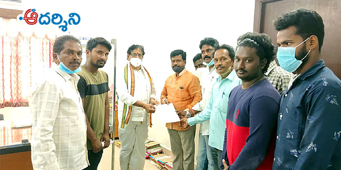 srikalahasti news నర్సింగ్ కళాశాల భవిష్యత్తు కాపాడాలని ఈవోకు వినతి పత్రం