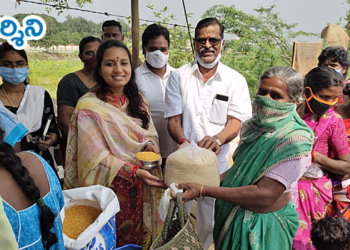 srikalahasti news బాధితులకు బియ్యం అందించిన పవిత్ర