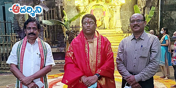 శ్రీకాళహస్తీశుని దర్శించుకున్న శ్రీసిటీ ఎండీ రవీంద్ర సన్నారెడ్డి