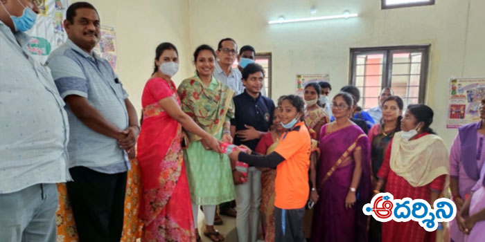 srikalahasti news చదువు పిల్లల ప్రాథమిక హక్కు : పవిత్ర రెడ్డి 