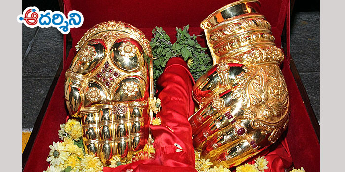 శ్రీ‌వారికి వజ్రాల బంగారు వరద-కటి హస్తాలు
