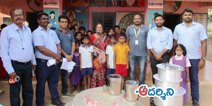 satyavedu news శ్రీసిటీ చే ప్రభుత్వ పాఠశాలలకు వంట పాత్రలు