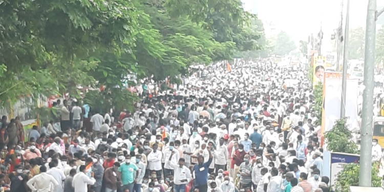 కలెక్టరేట్ల వద్ద కదం తొక్కిన బడిపంతుళ్లు