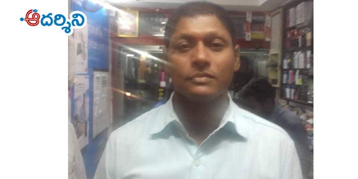 భక్తురాలితో అనుచిత ప్రవర్తన.. ఆలయ ఉద్యోగికి దేహశుద్ధి