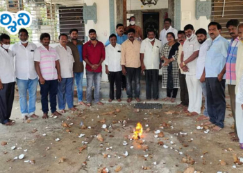 కొవిడ్ నుంచి కోొలుకోవాలని కొబ్బరి కాయలు కొట్టారు