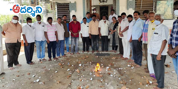 కొవిడ్ నుంచి కోొలుకోవాలని కొబ్బరి కాయలు కొట్టారు