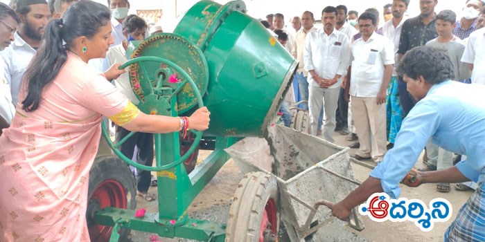 రోడ్డు పనులకు రోజా భూమిపూజ