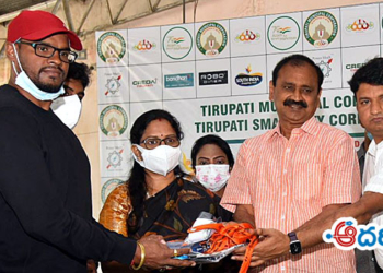 క్రీడాకారులకు టీ షర్టులు పంపిణీ