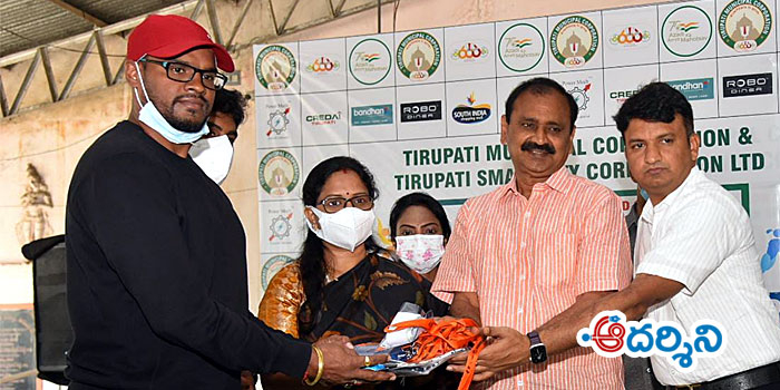 క్రీడాకారులకు టీ షర్టులు పంపిణీ