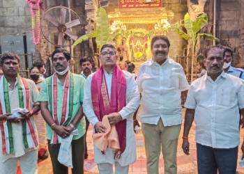 ముక్కంటి సేవలో మురళీధరన్