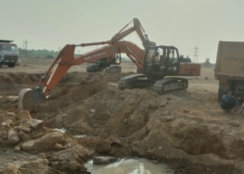 గ్రామకంఠంలో గ్రావెల్ దోపిడీ: చోద్యం చూస్తున్న యంత్రాంగం