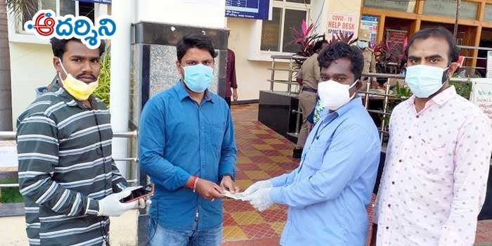 డయాలసిస్ వ్యక్తికి పింఛన్ అందజేత