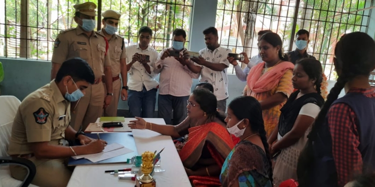 ఆడబిడ్డలను కాపాడండి: చక్రాల ఉష
