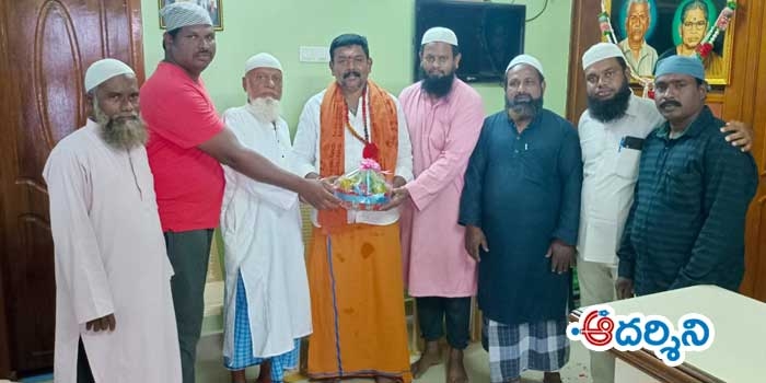 ఆలయ ఛైర్మన్ అంజూరు తారక శ్రీనివాసులుకు సన్మానం