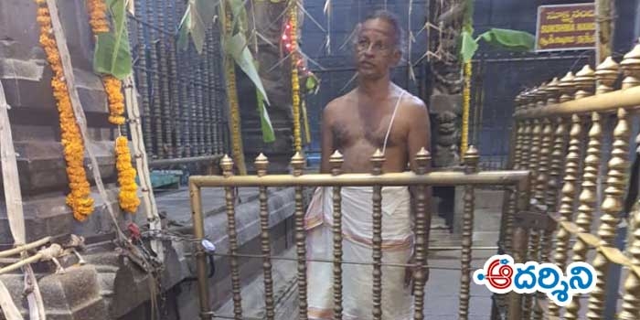 ముక్కంటి ఆలయంలో అర్చకులకు తిప్పలు