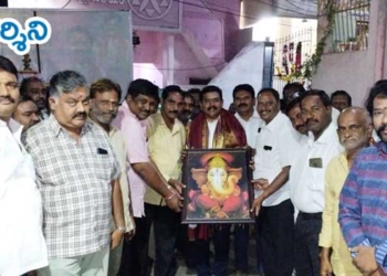 పూర్వ విద్యార్థులచే అంజూరు శ్రీనివాసులుకు సన్మానం