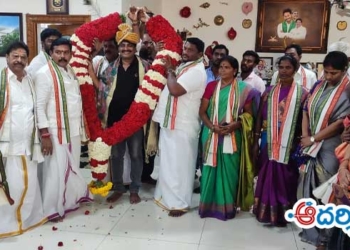 ఎమ్మెల్యే మధుకి పాలకమండలి చే సత్కారం