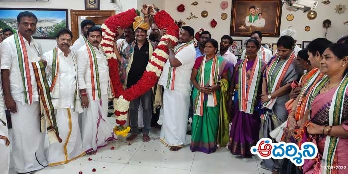 ఎమ్మెల్యే మధుకి పాలకమండలి చే సత్కారం